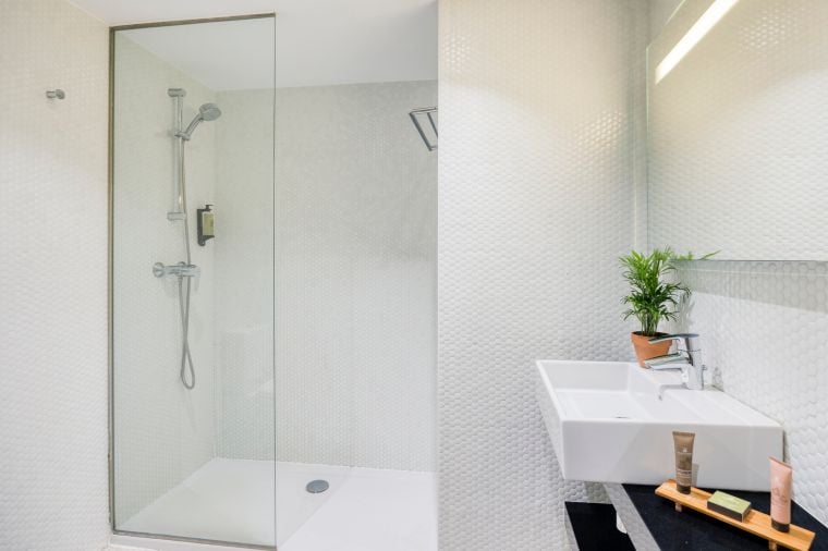 Salle de bain d'un Studio équipée d'une douche et d'articles de toilette, appart hotel à Barcelone