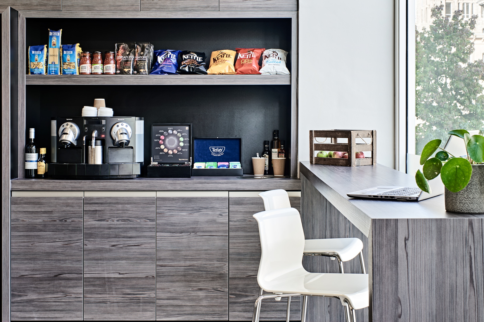 Espace lounge avec son épicerie et distributeur gratuit de boissons chaudes, appart hotel à Liverpool