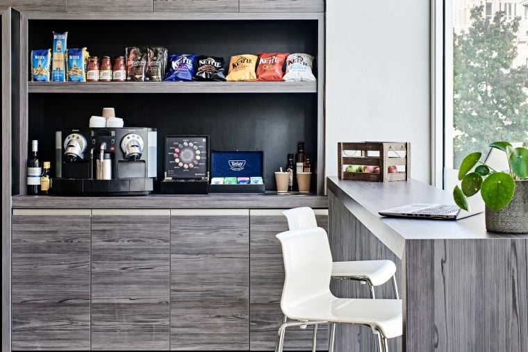 Espace lounge avec son épicerie et distributeur gratuit de boissons chaudes, appart hotel à Liverpool