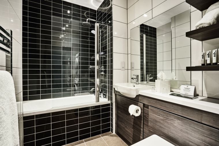 Salle de bain d'un Studio équipée d'un combiné baignoire/douche et de serviettes, appart hotel Liverpool