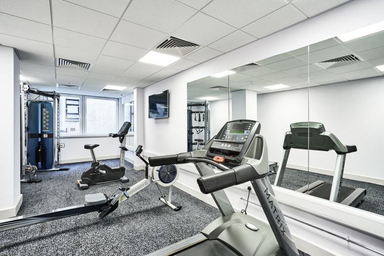 Salle de sport équipée d'un tapis de course, rameur et vélos elliptiques, appart hotel à Liverpool