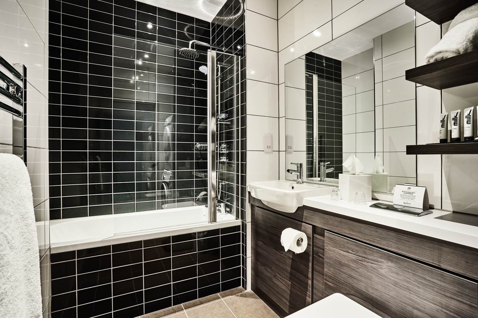 Studio bathroom with bath/shower combination and towels, Apart hotel Liverpool