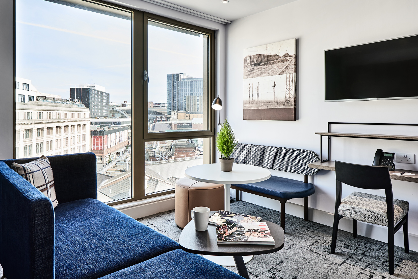 Living room of a Two-Bedroom Superior Apartment with a TV with Chromecast and a desk area, Apart hotel Liverpool