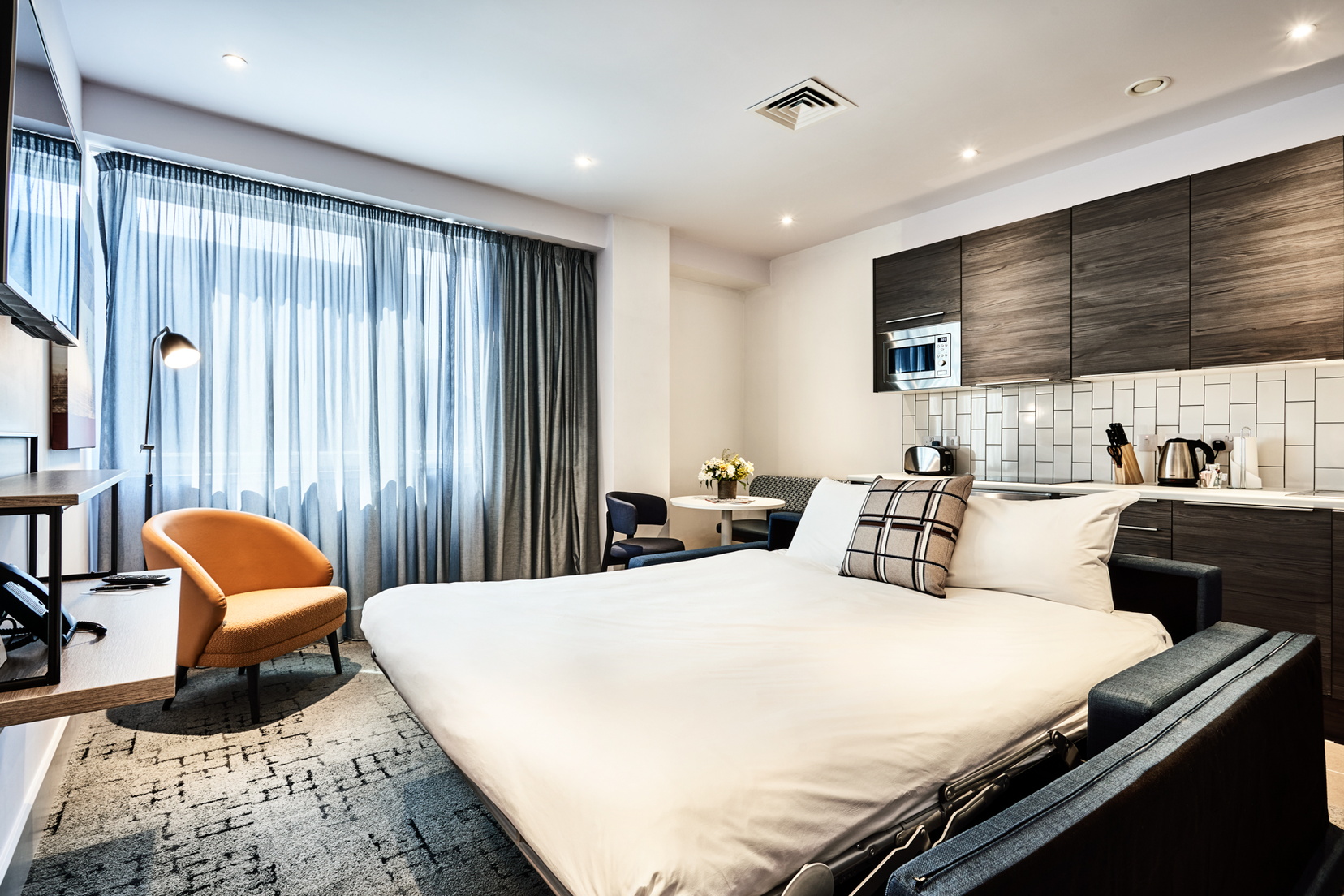 Living room of a Two-Bedroom Superior Apartment with sofa bed and kitchen, Apart hotel Liverpool