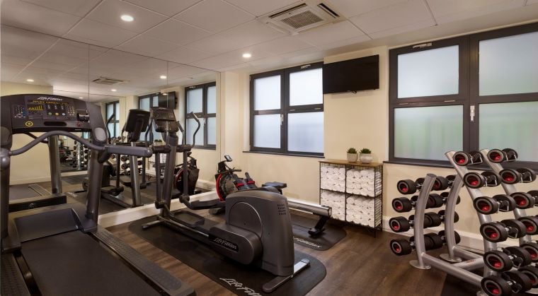 Fitnessbereich ausgestattet mit Laufband, Crosstrainer und Gewichten, Wohnen auf Zeit in London