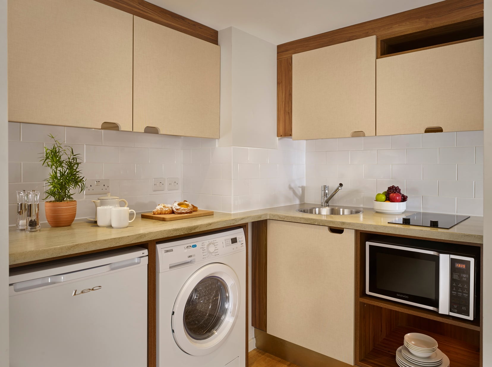 Vollständig ausgestattete Küche eines 2-Zimmer-Apartments, Wohnen auf Zeit in London
