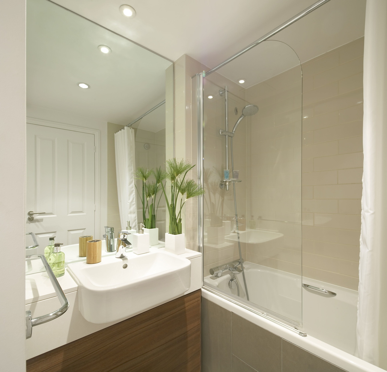 Baño de estudio con combinación de bañera/ducha y artículos de aseo, apart hotel London