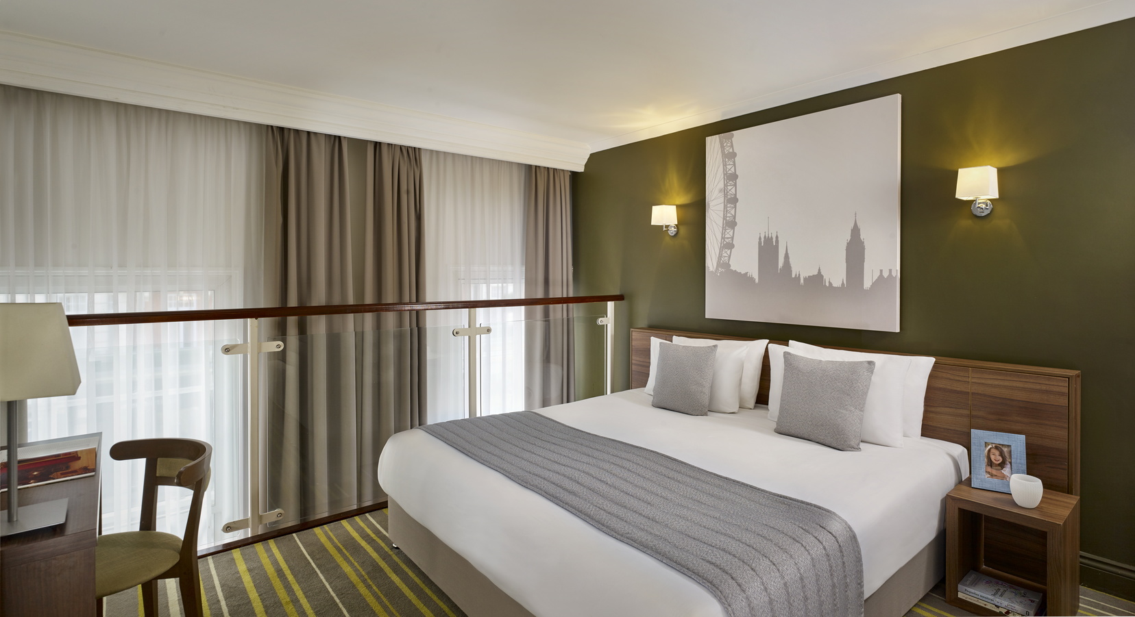 Dormitorio de un Apartamento de un dormitorio equipado con una cama doble y un escritorio, apart hotel London