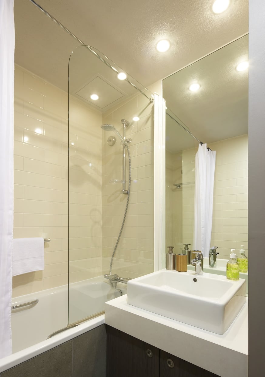 Salle de bain d'un Studio/Appartement équipée d'une douche et de serviettes de bain, appart hotel à Londres