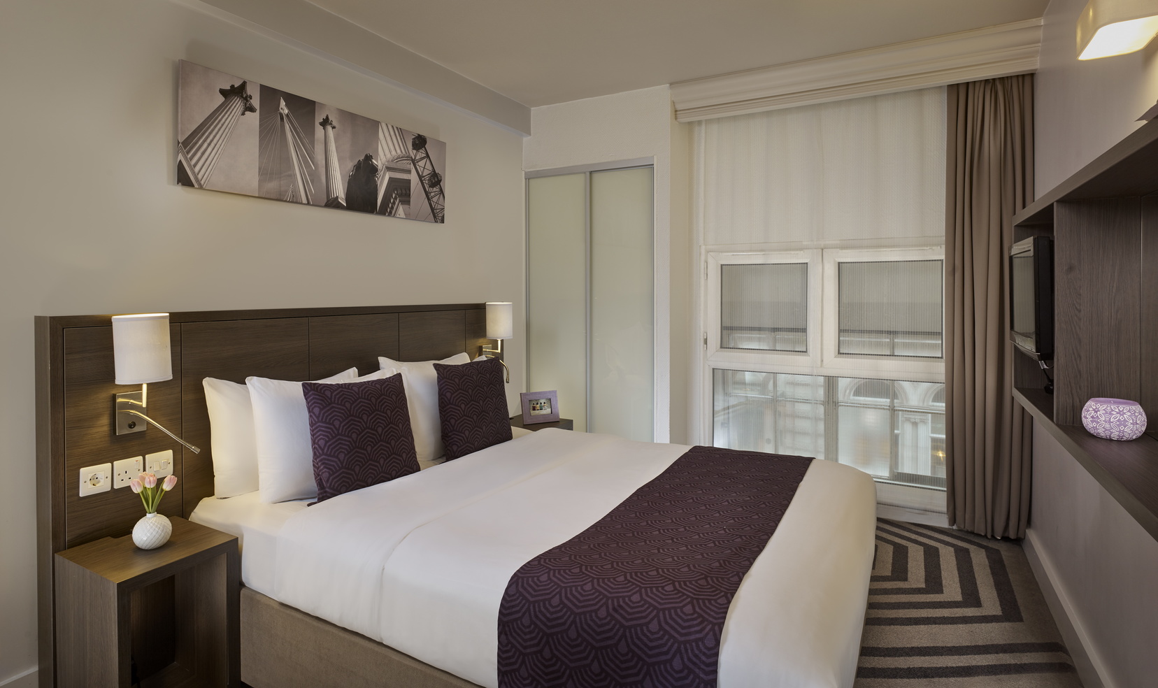 Schlafzimmer eines 3-Zimmer-Apartment mit Doppelbett und Fernseher, wohnen auf Zeit in London