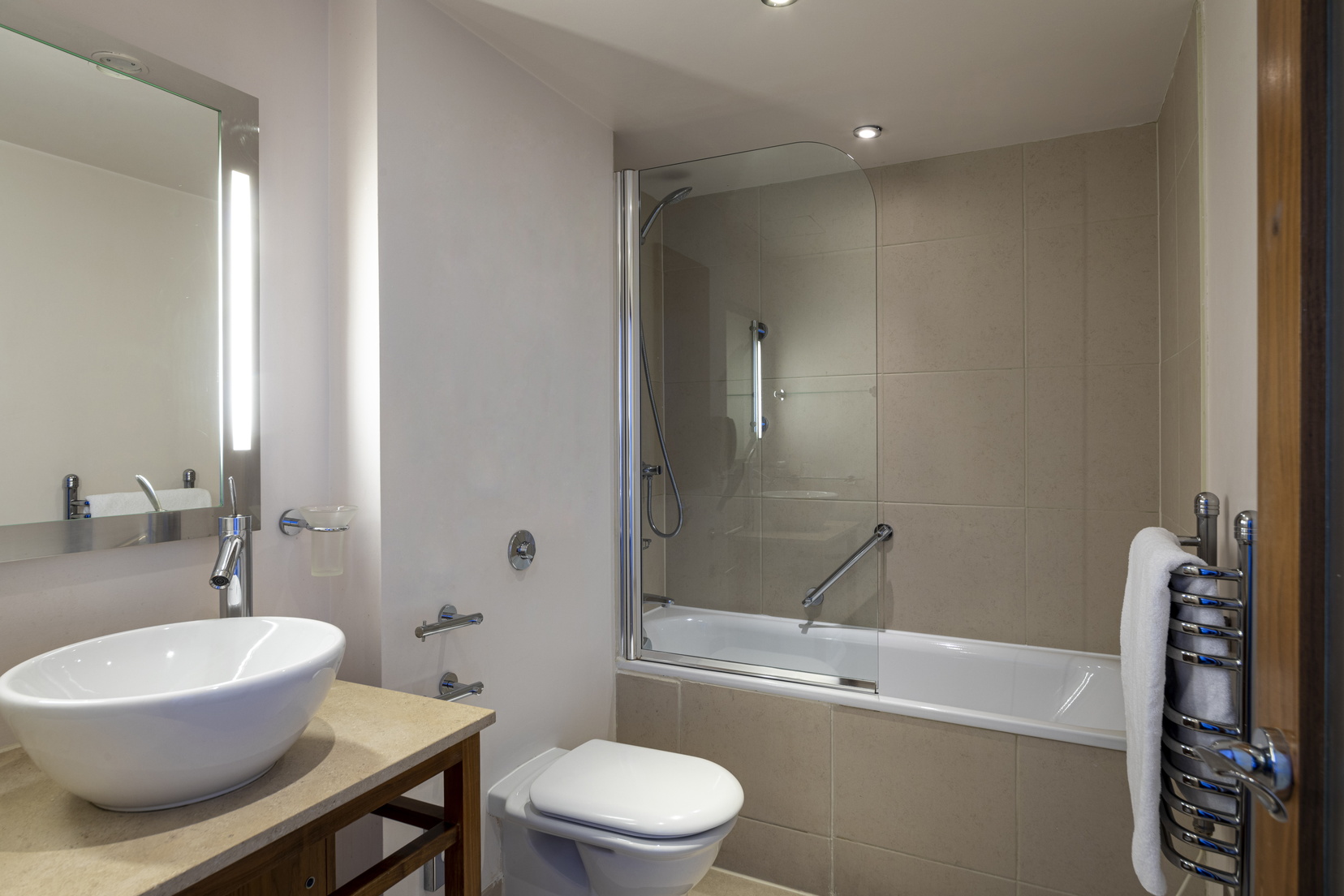 Salle de bain d'une Chambre Classique équipée d'un combiné baignoire/douche et d'articles de toilette, hôtel Londres