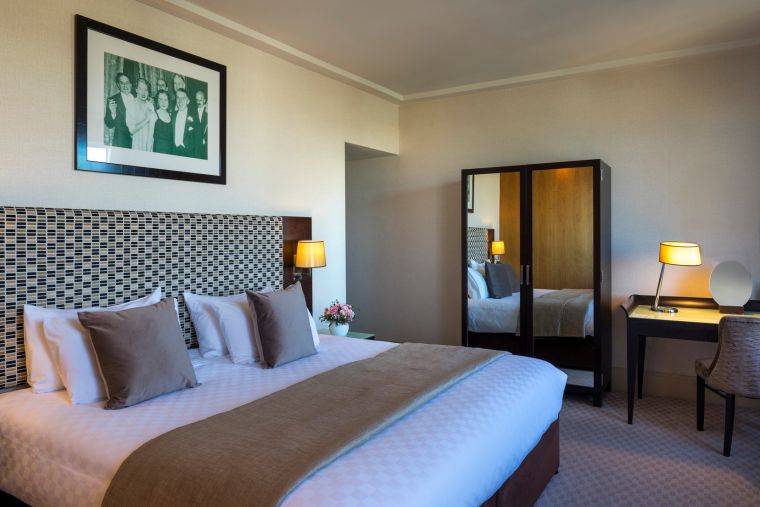 Chambre Exécutive équipée d'un lit double et d'un espace bureau, hôtel Londres