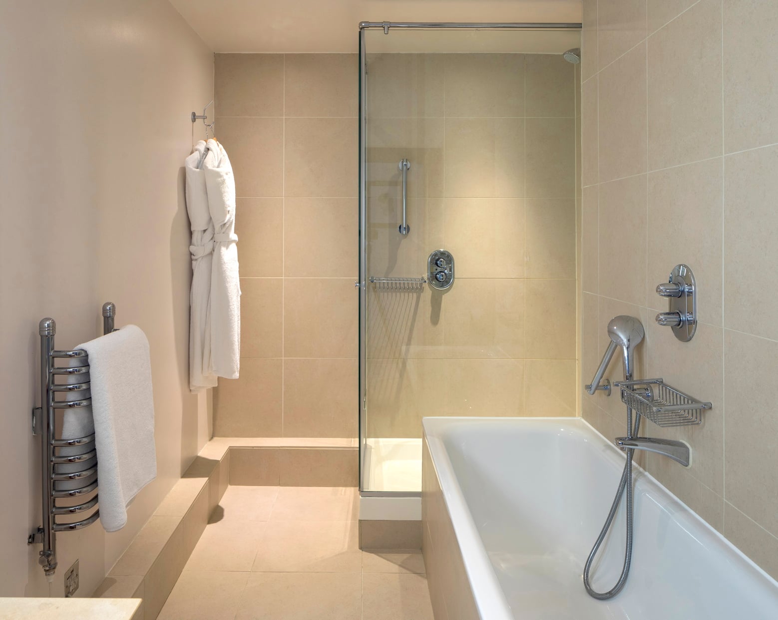 Salle de bain d'une Chambre Exécutive équipée d'une baignoire, d'une douche et d'articles de toilette, hôtel Londres
