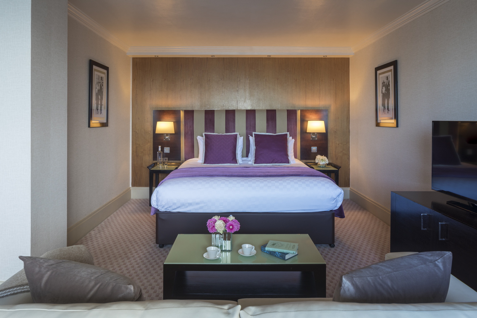 Suite Junior équipée d'un lit double, d'un canapé et d'une télévision, hôtel Londres
