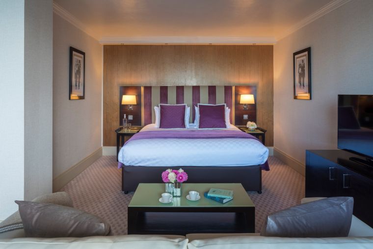 Suite Junior équipée d'un lit double, d'un canapé et d'une télévision, hôtel Londres