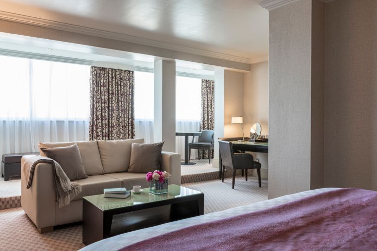 Suite Junior équipée d'un lit double, d'un canapé et d'un espace bureau, hôtel Londres