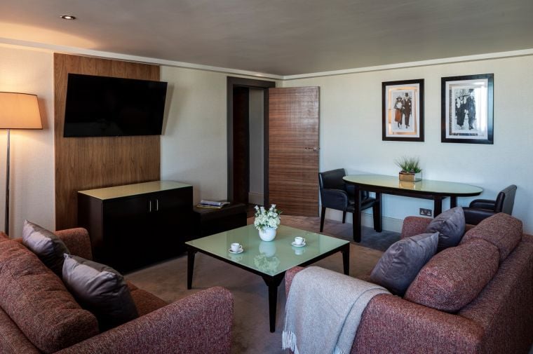Salon d'une Suite Penthouse avec deux canapés et une télévision, hôtel Londres