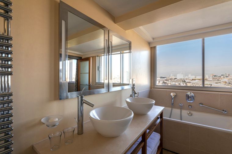 Salle de bain d'une Suite Penthouse équipée d'une baignoire et d'articles de toilette, hôtel Londres