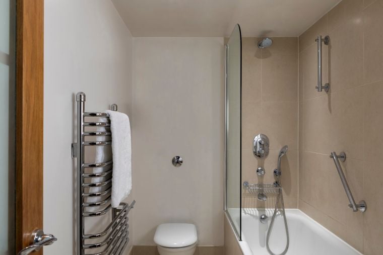 Salle de bain d'une Chambre Supérieure équipée d'un combiné baignoire/douche et d'articles de toilette, hôtel à Londres
