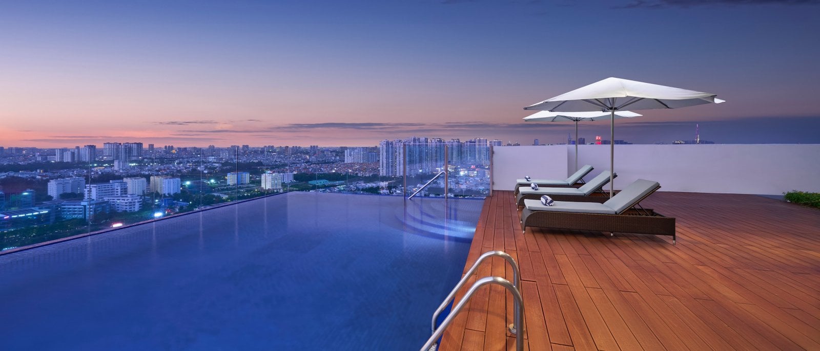 RR Rooftop Infinity Pool